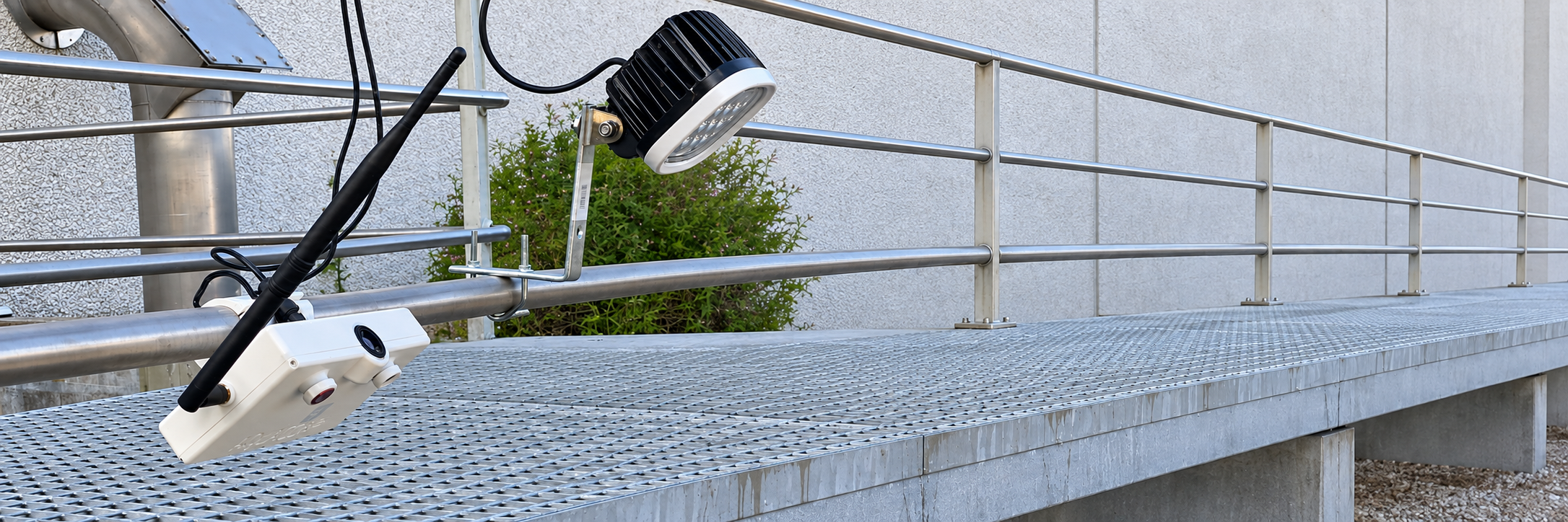 Hardware propio de Aquacorp instalado sobre una pasarela para monitorizar el agua sin contacto