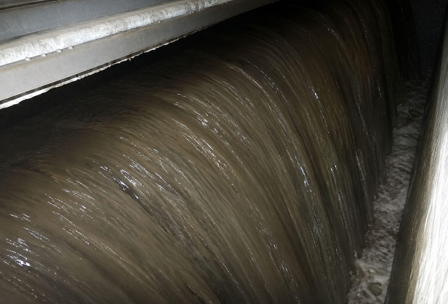 Descarga de agua en un aliviadero